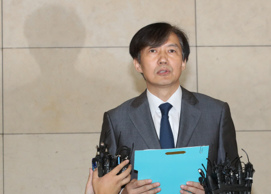 사모펀드, 웅동학원 사회 환원을 발표하는 조국 법무부 장관 후보자(사진=연합뉴스)